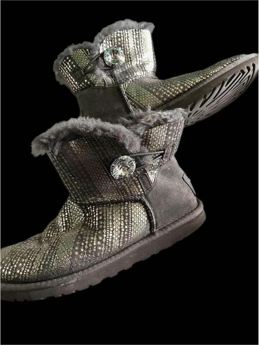 UGG Bailey Button Bling Short Boots  Swarovski Crystal Gem Button Size 6